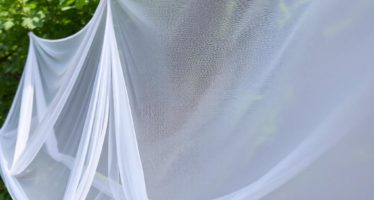 Защита от комаров и мошек: сетки и репелленты